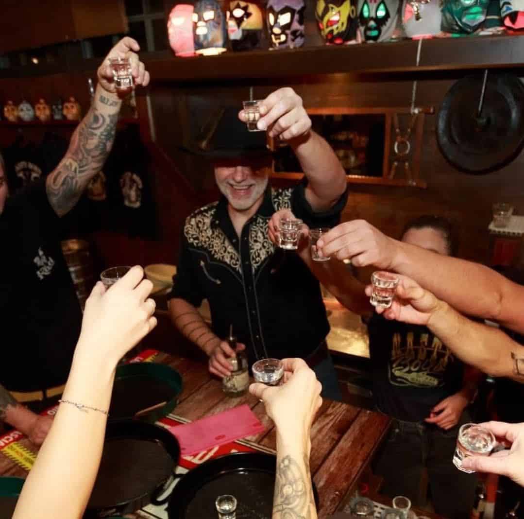 NEW YEAR’S EVE Potrebbe essere un'immagine raffigurante bevanda