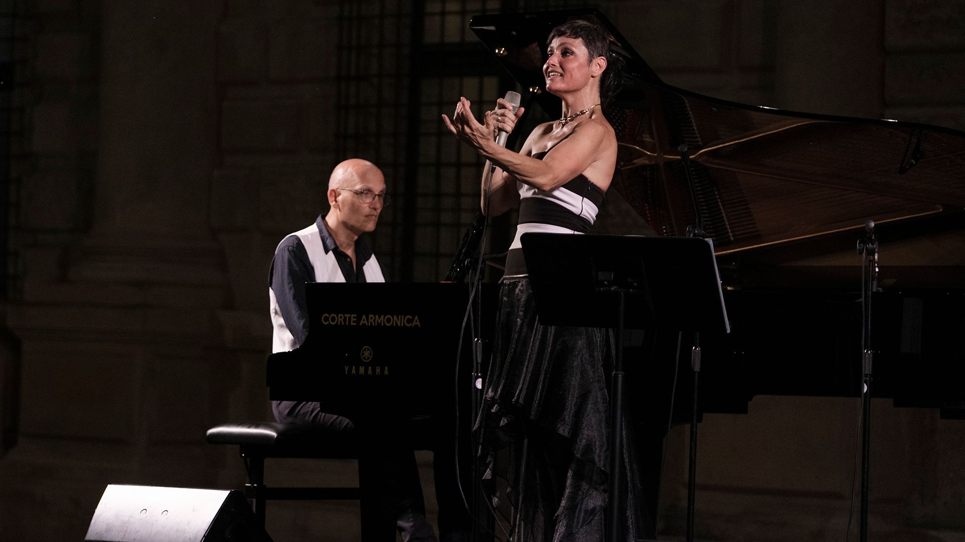 Petra canta Brecht Potrebbe essere un'immagine raffigurante 2 persone, violino, oboe, pianoforte e clarinetto