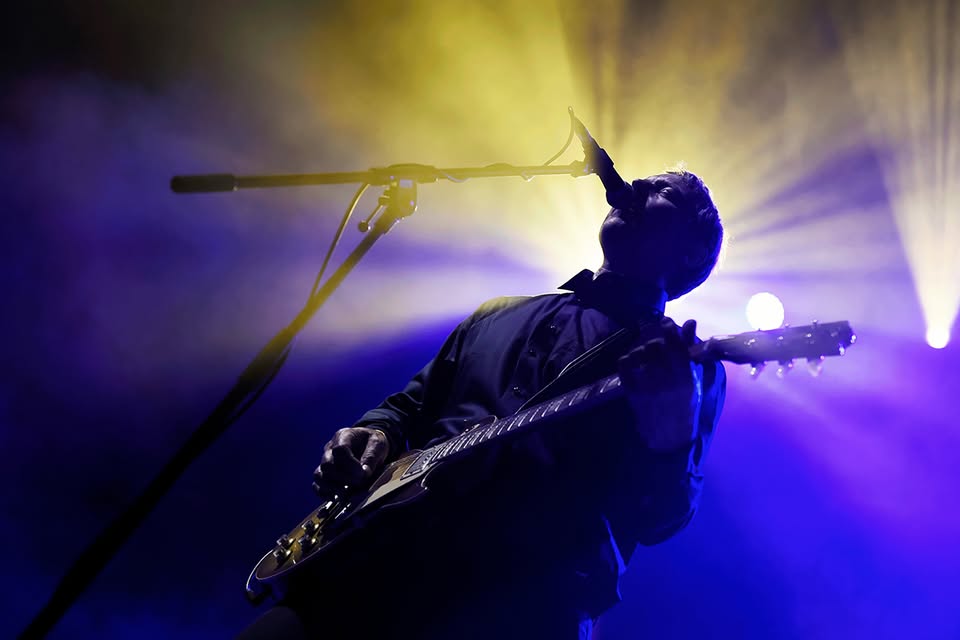 PINK TURNS BLUE • Black Swan Tour 2026 • … Potrebbe essere un'immagine raffigurante chitarra