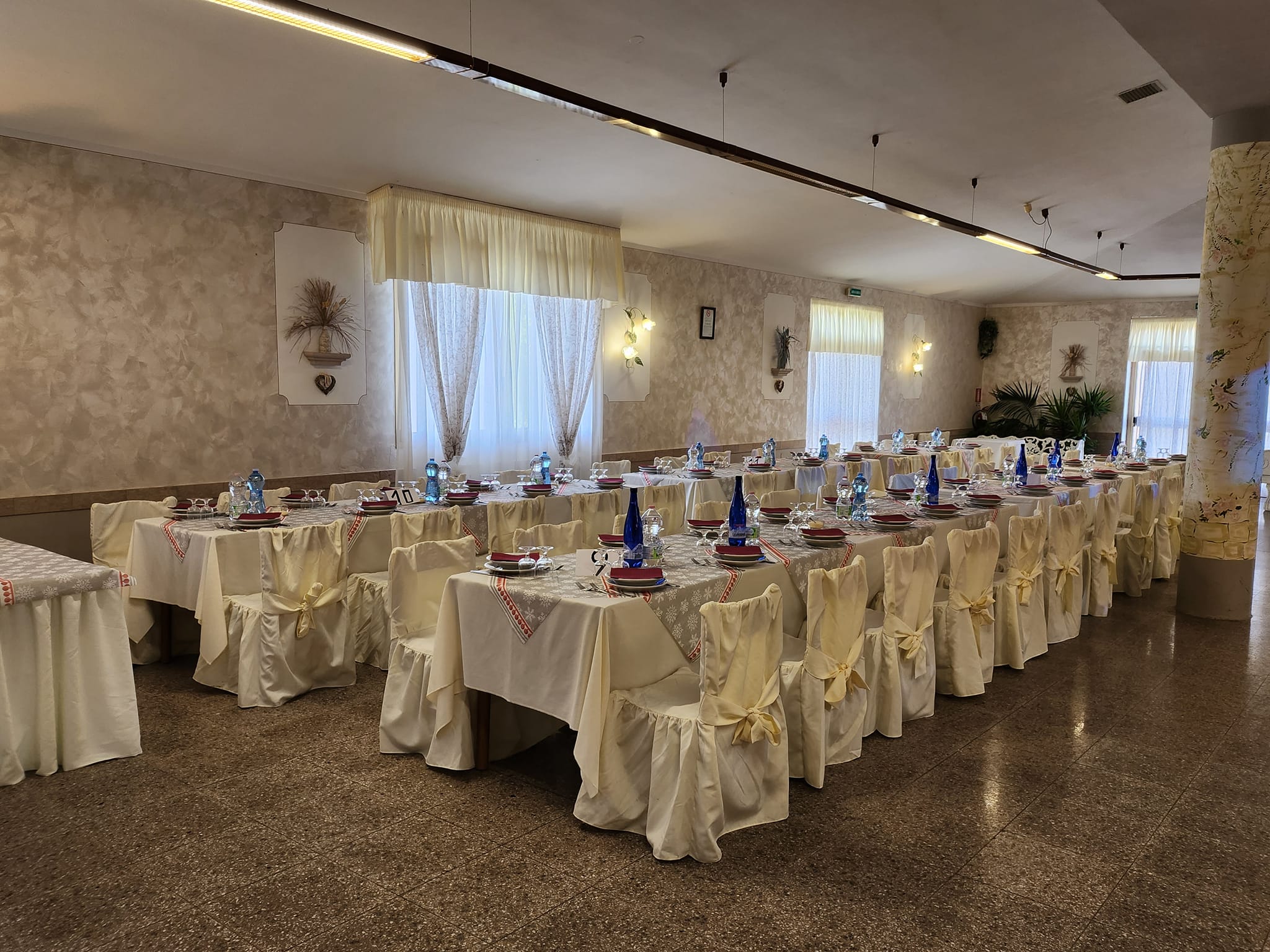 Pranzo single della Befana a Modena Maranello by Celestino ! Potrebbe essere un'immagine raffigurante portacandele, illuminazione e tabella