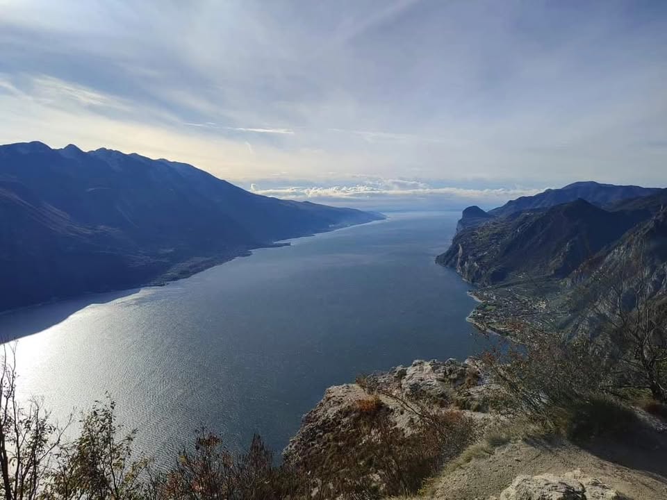 Punta Larici e Passo della Rocchetta in versione ultrapanoramica Potrebbe essere un'immagine raffigurante montagna e lago