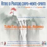 RITIRO DI PRATICHE CORPO – MENTE – SPIRITO TUNATAO: LA VIA DEL RESPIRO Potrebbe essere un'immagine raffigurante il seguente testo "RITIRO DI PRATICHE CORPO-MENTE-SPIRITO CORPO dalle 1600 del 2 gennaio alle 1200 del 5 gennaio 2026 Icorso condotto dal M° Alfredo Albiani generazione Taijiquan Chen metodo Hong TuNATAO: LA VIA DEL RESPIRO Coltivare salute Pratiche Daoiste Yogidhe Meditative NaTao Dao della Salute- Viere Lunge Serza nvecchiare- YogaDarshanaDaos- NeiDanTuna 太番夫 info MI 福 programma 351 18708297 martedi giovedi 1600 -18.spaziouniversiparalelrgma 1830 spaziouniversiparallel Organizzatore: Spazio Universi Paralleli, via Pomeria 97, Prato corso riconasciuto -lloarsaenioarosciutodalaFISTQ dala FISTQ बेम SUPFrato Sede corso: Bio Agriturismo Podere Novo 153 -Località Ripacci, 153- 58084 Scansano (GR) Metd TuNaTaa"