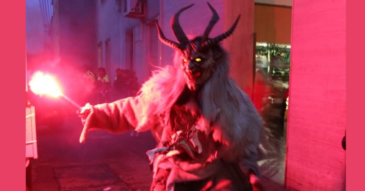 Sfilata Krampus Zimbar Taifel Potrebbe essere un'immagine raffigurante incendio