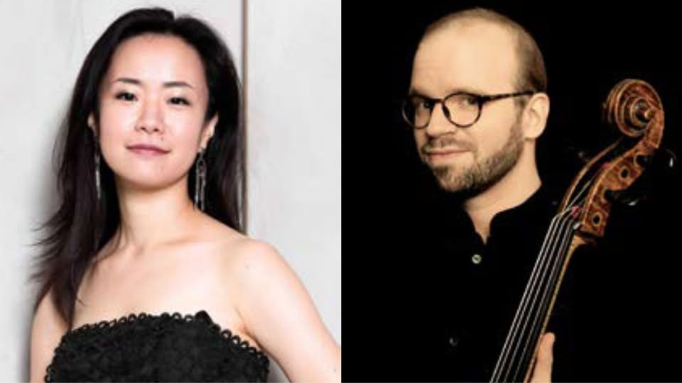 Sfumature di due mondi: tra Francia e Russia Potrebbe essere un'immagine raffigurante 2 persone