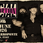 Social Distortion ・ Kozel Carroponte, Milano Potrebbe essere un'immagine raffigurante chitarra e testo