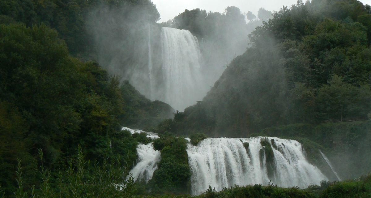 TRA UMBRIA E LAZIO Potrebbe essere un'immagine raffigurante Cascate dell'Iguazú
