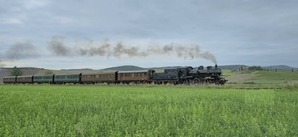 VIAGGIO CON IL TRENO STORICO A VAPORE DA SIENA A S.ANGELO SCALO E RITORNO Potrebbe essere un'immagine raffigurante treno, ferrovia e testo