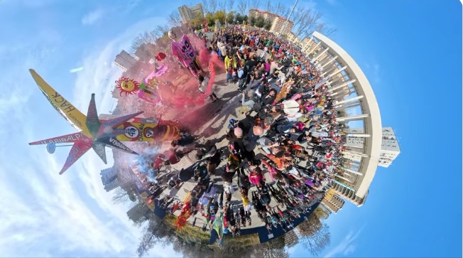 44° Corteo di Carnevale di Scampia Potrebbe essere un'immagine raffigurante monumento