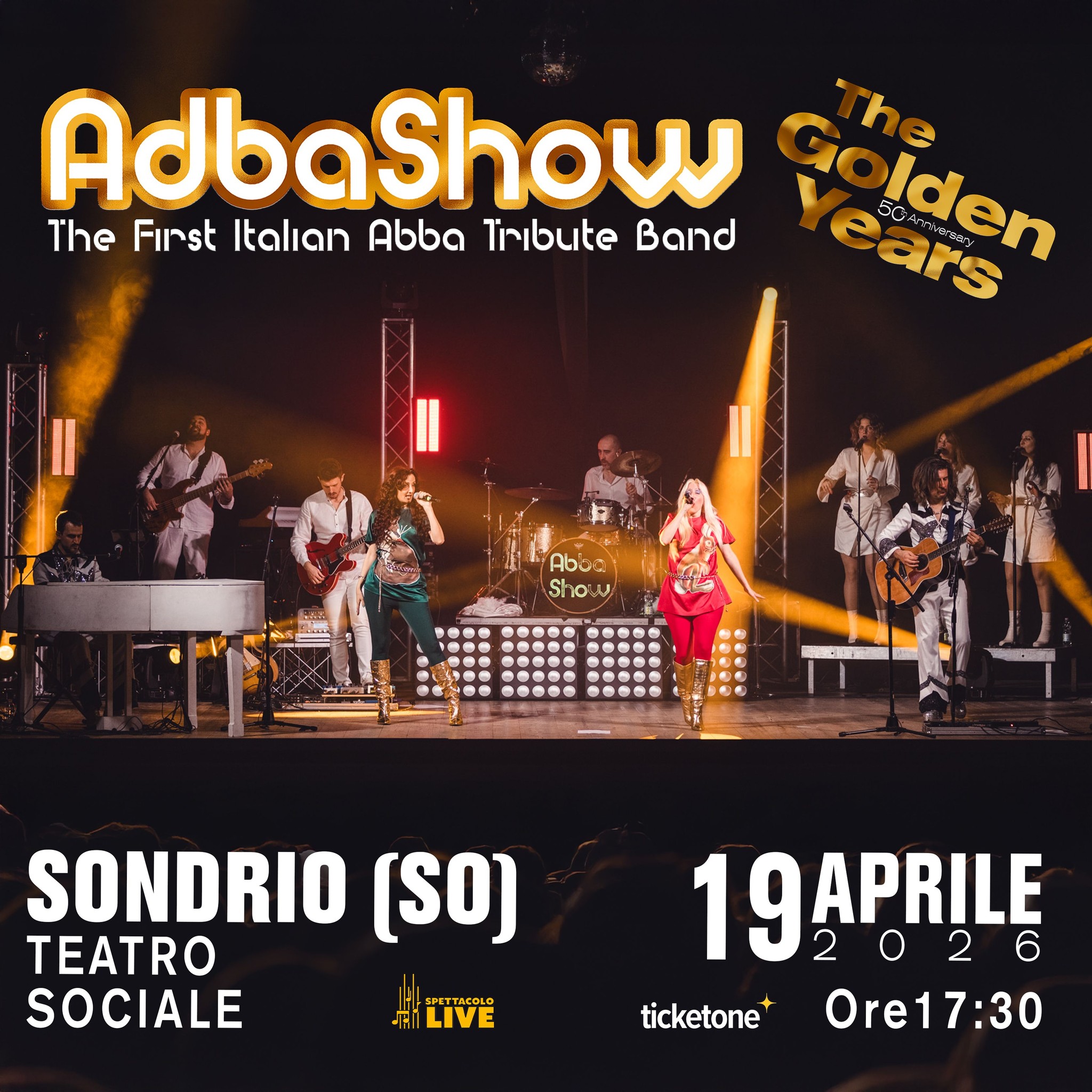 Abba Show “The Golden Years” – Teatro Sociale, Sondrio Potrebbe essere un'immagine raffigurante strumento musicale e il seguente testo "AdbaShow The Finst Italian Abba Tribute Band solden olden den SOSA いとりかりり Abba Show SONDRIO TEATRO [SO) SOCIALE LIVE AEo 19APRILE 6 19 APRILE 2026 ticketone+ Ore17:30"