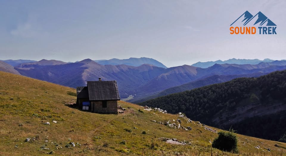Al Rifugio di Coppo dell’Orso Potrebbe essere un'immagine raffigurante montagna e il seguente testo "SOUND 1 TREK"