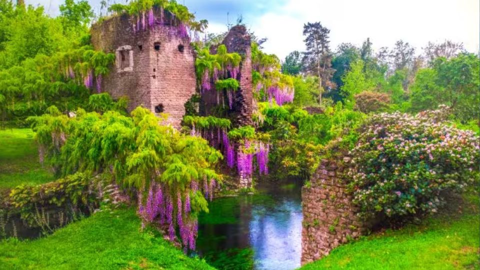 Alla scoperta della Ciociaria con Anagni, Alatri e il Giardino di Ninfa Potrebbe essere un'immagine raffigurante castello e le Cotswolds