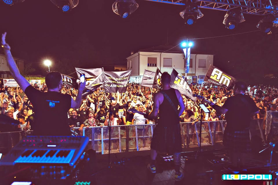 AM live @ Officina della Birra – Bresso Potrebbe essere un'immagine raffigurante sassofono, folla e testo