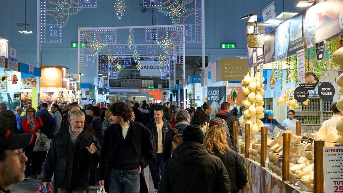 Potrebbe essere un'immagine raffigurante illuminazione, folla e il seguente testo "E 금분 VisTon CACIO e ePEPE caccaлo STRACCIATEL BAC PUGLISE NODINI PUGLIESI OFFERTA IVASCHET SVASCHETT SVASCHETTA RICOTTAS TUT"
