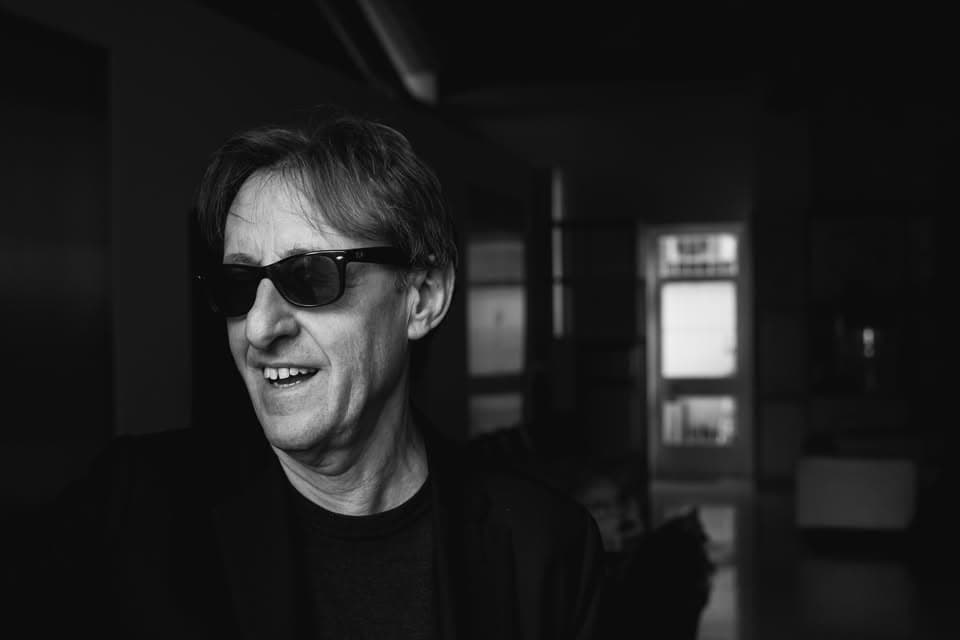 Potrebbe essere un'immagine in bianco e nero raffigurante una o più persone e occhiali