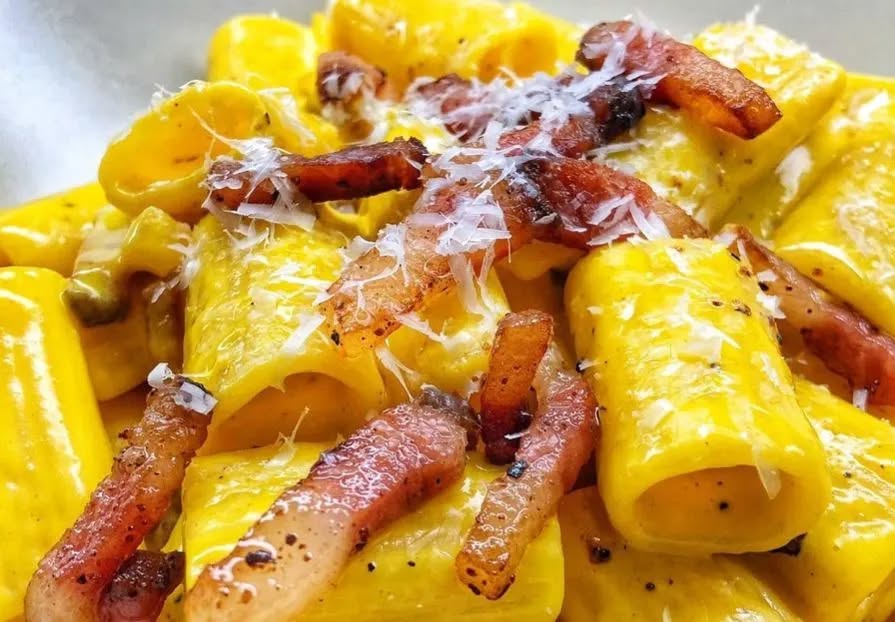 CARBONARA DAYS 💛 ROMA 2026 Potrebbe essere un'immagine raffigurante pasta e tuorlo d'uovo