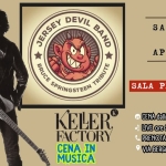 Cena in Musica con Jersey Devil Band – Springsteen Tribute (Piano Primo) Potrebbe essere un disegno raffigurante chitarra e il seguente testo ". JERSEY DEVIL 6A BAND SABATO 25 APRILE ลวกล ል SPRINGSTEEN SALA SALA PIANO PRIMO KELER FACTORY CENA IN MUSICA CENA dalle ore 19:30 م LIVE ore 22:00 PRENOTA PRENOTAALN.370 AL N.370 1571522 VIA BERGAMO, 32 CURNO (BG)"