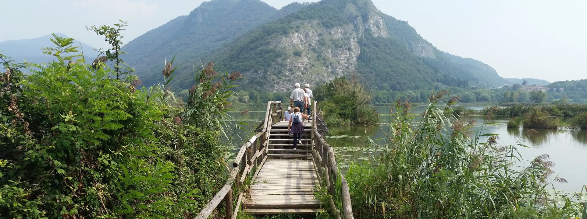 GT Montisola e bollicine (BS) Potrebbe essere un'immagine raffigurante lago e montagna