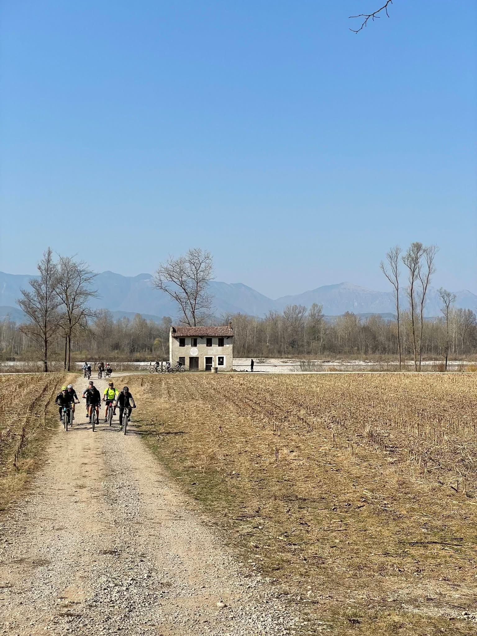 Il Piave selvaggio: Tour in 🚴♂️, emozioni e degustazione in Cantina Potrebbe essere un'immagine raffigurante elicottero