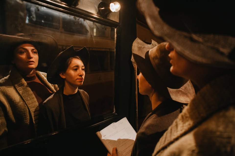 IN ARTE SON CHISCIOTTƏ – Officine della Cultura // Le Fornaci 26 Potrebbe essere un'immagine raffigurante una o più persone