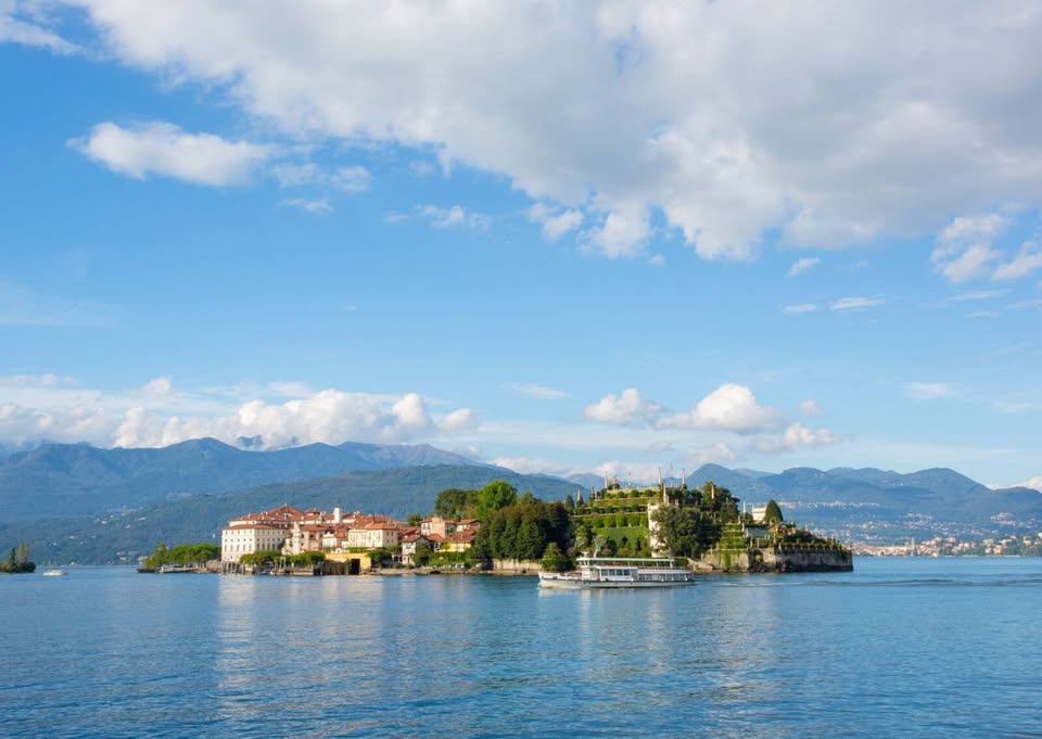 Lago Maggiore e le Isole Borromee Potrebbe essere un'immagine raffigurante Camogli e lago
