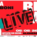 Luca Carboni “Rio Ari O” Live Tour @ Alghero, Anfiteatro Ivan Graziani – 5 agosto 2026 Potrebbe essere un contenuto di pop art raffigurante il seguente testo "LUCA CARBONI RIO Anm VIEARI 05/ 05/08/26 08/ 26 ANFITEATRO IVAN GRAZIANI- - ALGHERO ALGUER SUMMER FESTIVAL o DFendaSPatners CASA PEL BARACCOS info infofriendsandparbners.il e 출판피료크 ROCABL cии3m6ecT 白センタル 0000 たな公"