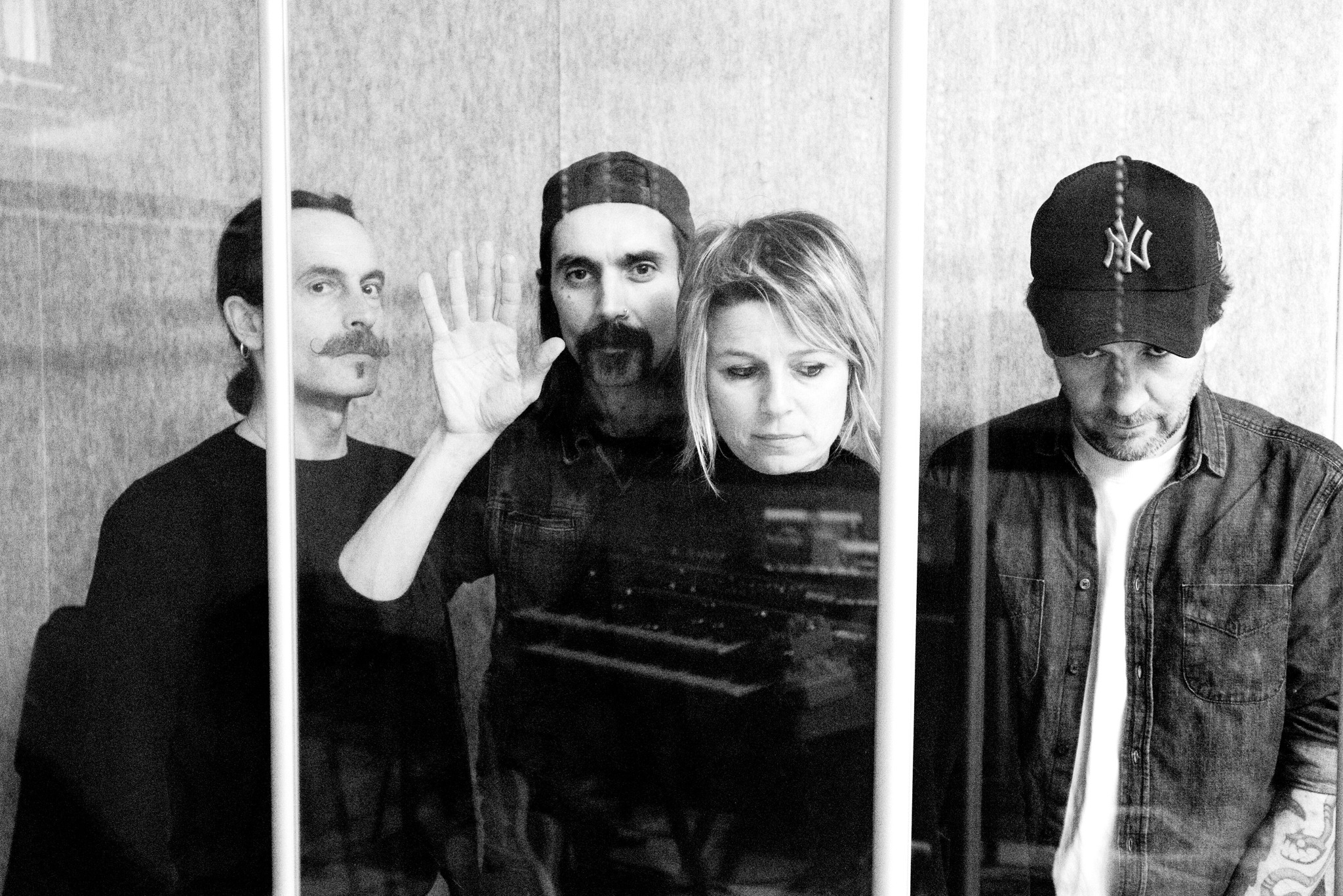 Metropolis | Candiani Groove Potrebbe essere un'immagine in bianco e nero raffigurante una o più persone