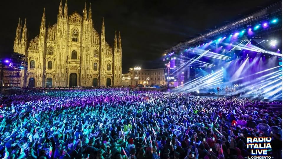 Radio Italia Live 2026 Potrebbe essere un'immagine raffigurante folla, la Sagrada Familia e il seguente testo "IL CONCERTO AлeHлyTи 2海 и ALIVE na Ka6K RADIO ITALIA LIVE ILCONCERTO"