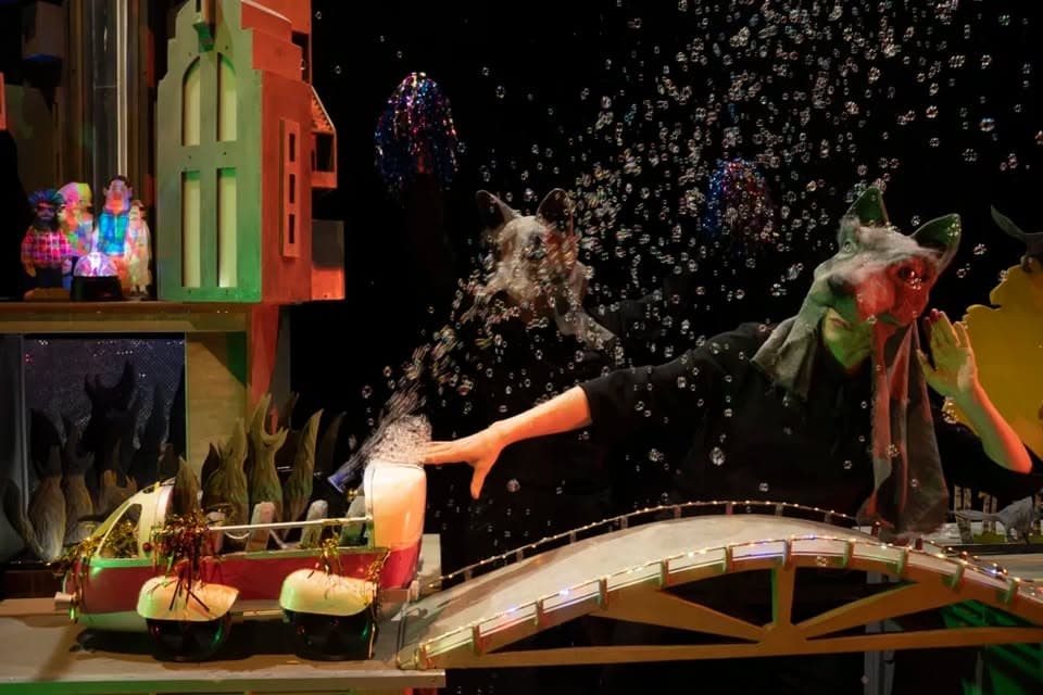 Rosaluna e i lupi di Progetto g.g. a Gonzaga per la rassegna Domeniche felici a teatro Potrebbe essere un'immagine raffigurante treno e testo