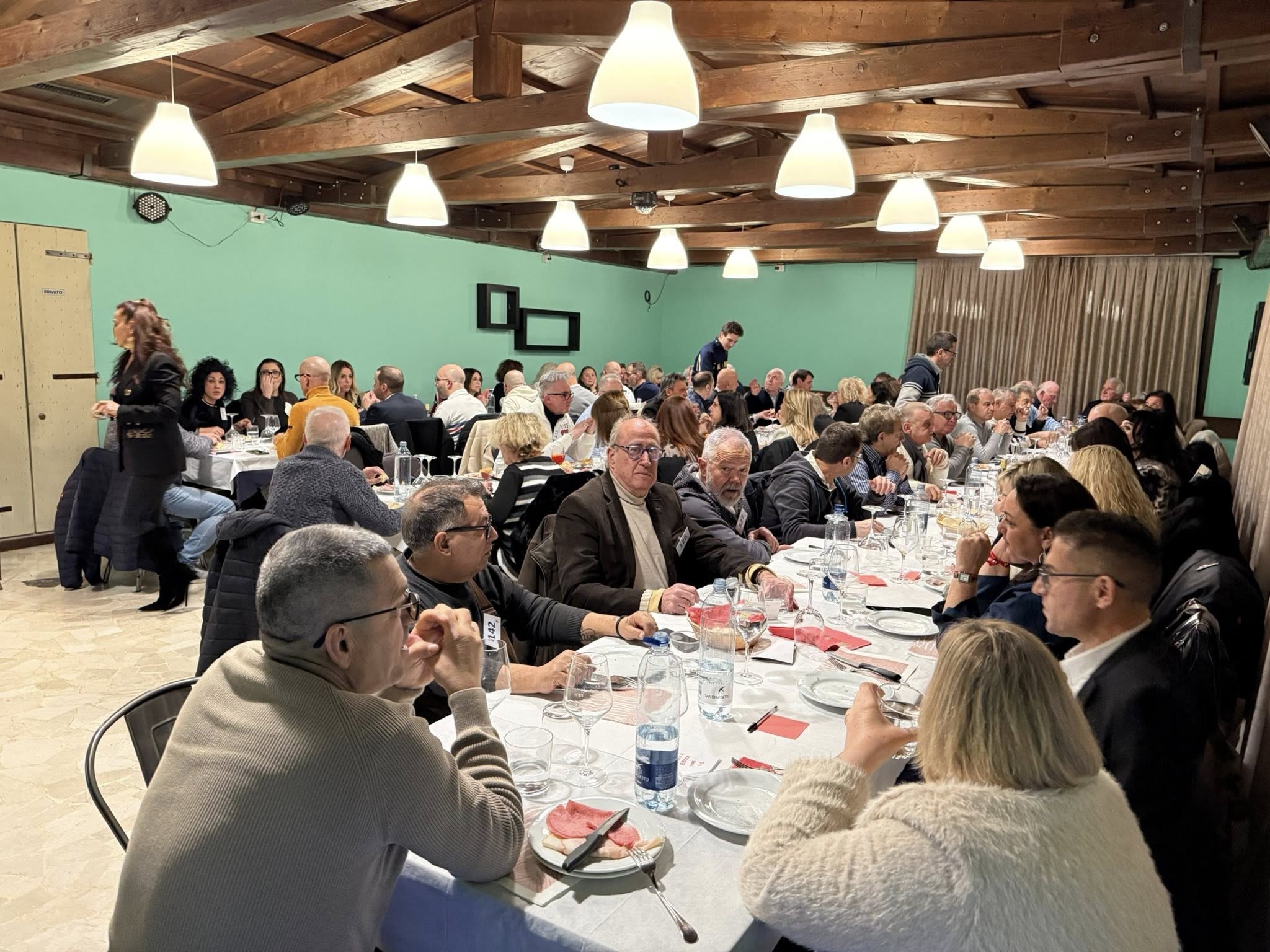 Serata a Padova / Vigodarzere by Celestino! Potrebbe essere un'immagine raffigurante tabella