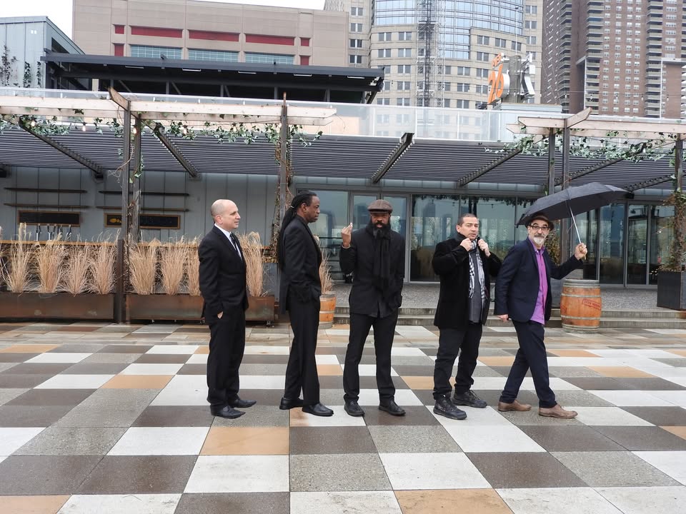 THE JAZZ PASSENGERS Potrebbe essere un'immagine raffigurante una o più persone e vestito elegante