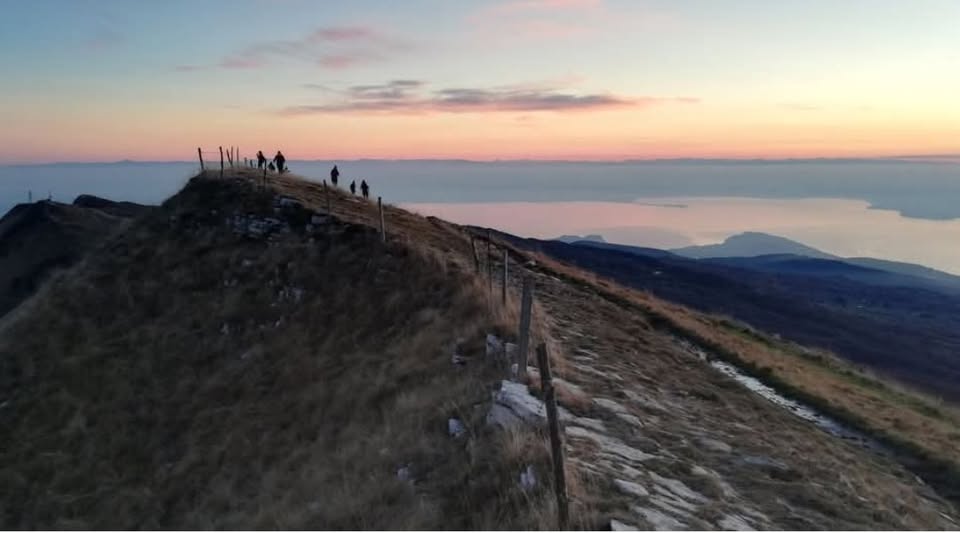 Tramonto a vista lago sulle creste di Naole sul Baldo Potrebbe essere un'immagine raffigurante Arthur's Seat, cratere, orizzonte, montagna e crepuscolo