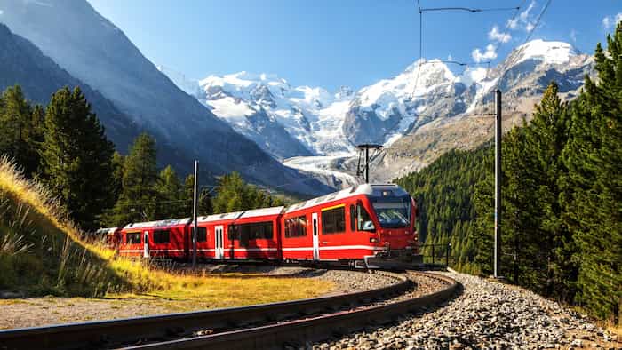 TRENINO ROSSO DEL BERNINA CON PRANZO TIPICO Potrebbe essere un'immagine raffigurante treno e ferrovia