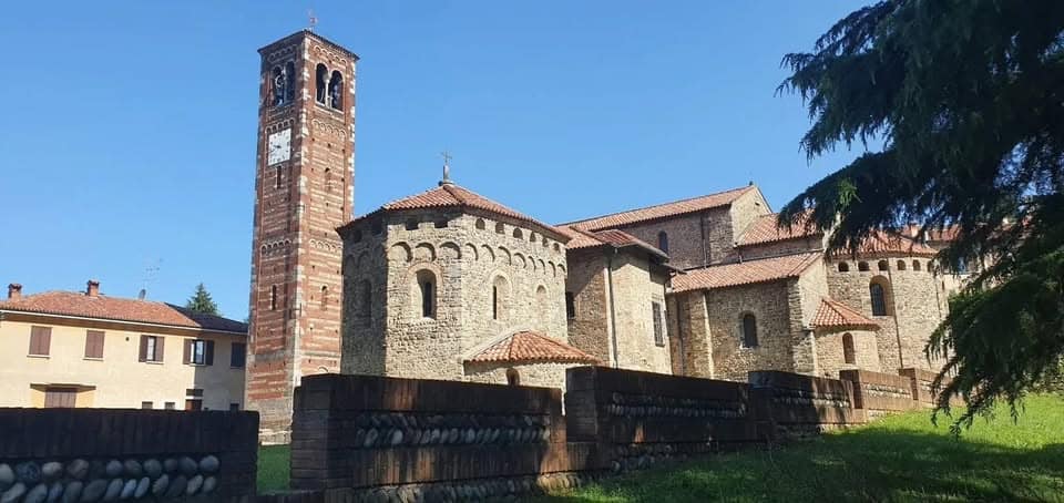 Visita guidata alla Basilica e al Battistero di Agliate MB Potrebbe essere un'immagine raffigurante campanile