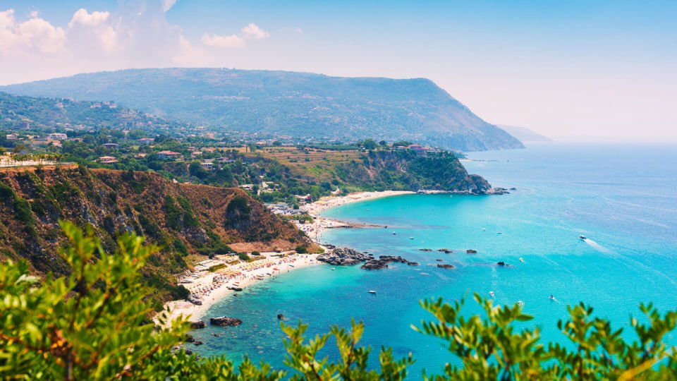 Potrebbe essere un'immagine raffigurante oceano, orizzonte e montagna