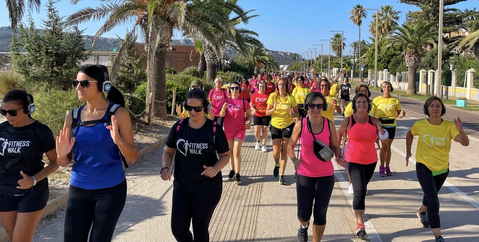 19 Aprile FitnessWalk® Cagliari sul Lungomare Poetto Potrebbe essere un'immagine raffigurante yoga, sorriso e abbigliamento sportivo