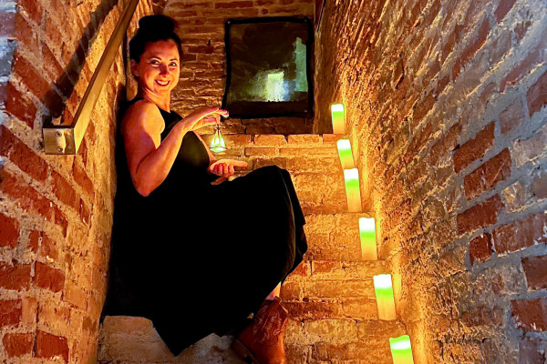 A lume di candela Nessuna descrizione della foto disponibile.