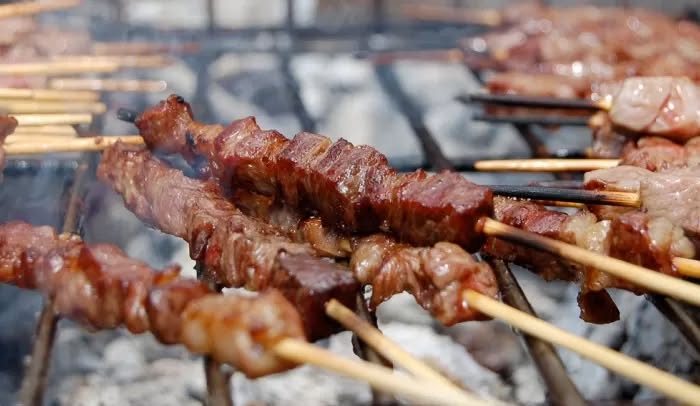Arrosticini Festival 🔥 Roma 2026 Potrebbe essere un'immagine raffigurante bistecca e souvlaki