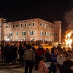 Carnevale a Borgonovo Potrebbe essere un'immagine raffigurante una o più persone, incendio, folla e testo