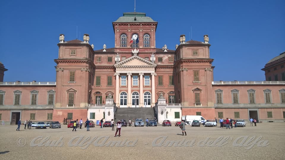 Club AlfAmici – Raduno al Castello di Racconigi (CN) Domenica 15 Marzo 2026 Potrebbe essere un'immagine raffigurante la Porta di Brandeburgo e castello