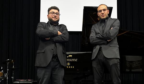 Eden Duo Potrebbe essere un'immagine raffigurante sassofono, clarinetto, tromba, oboe e pianoforte