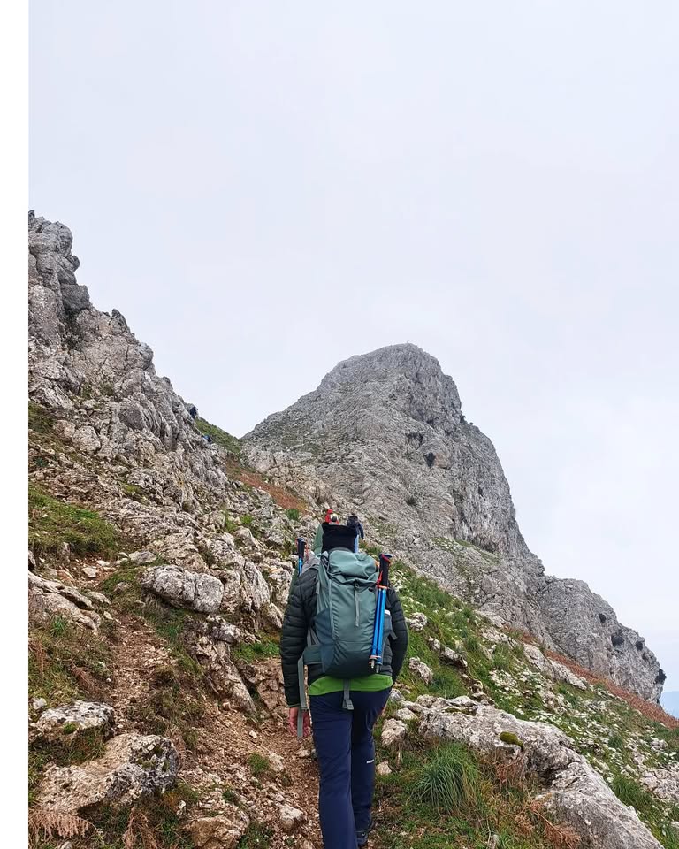 Potrebbe essere un'immagine raffigurante arrampicata e montagna