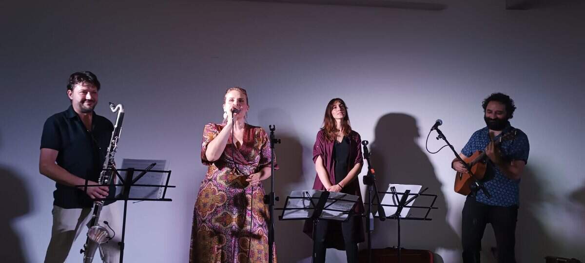 FINAS RAÏTZ: IL CANTO DELLE LINGUE MADRI Potrebbe essere un'immagine raffigurante chitarra, tromba, oboe, clarinetto, violino, sassofono e flauto