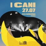 I Cani acieloaperto festival Potrebbe essere un'immagine in bianco e nero raffigurante il seguente testo "cielo aperto i cani 27.07 cesena acieloaperto festival rocca malatestiana .000 POT F Infr dnatoncerti.com .com"