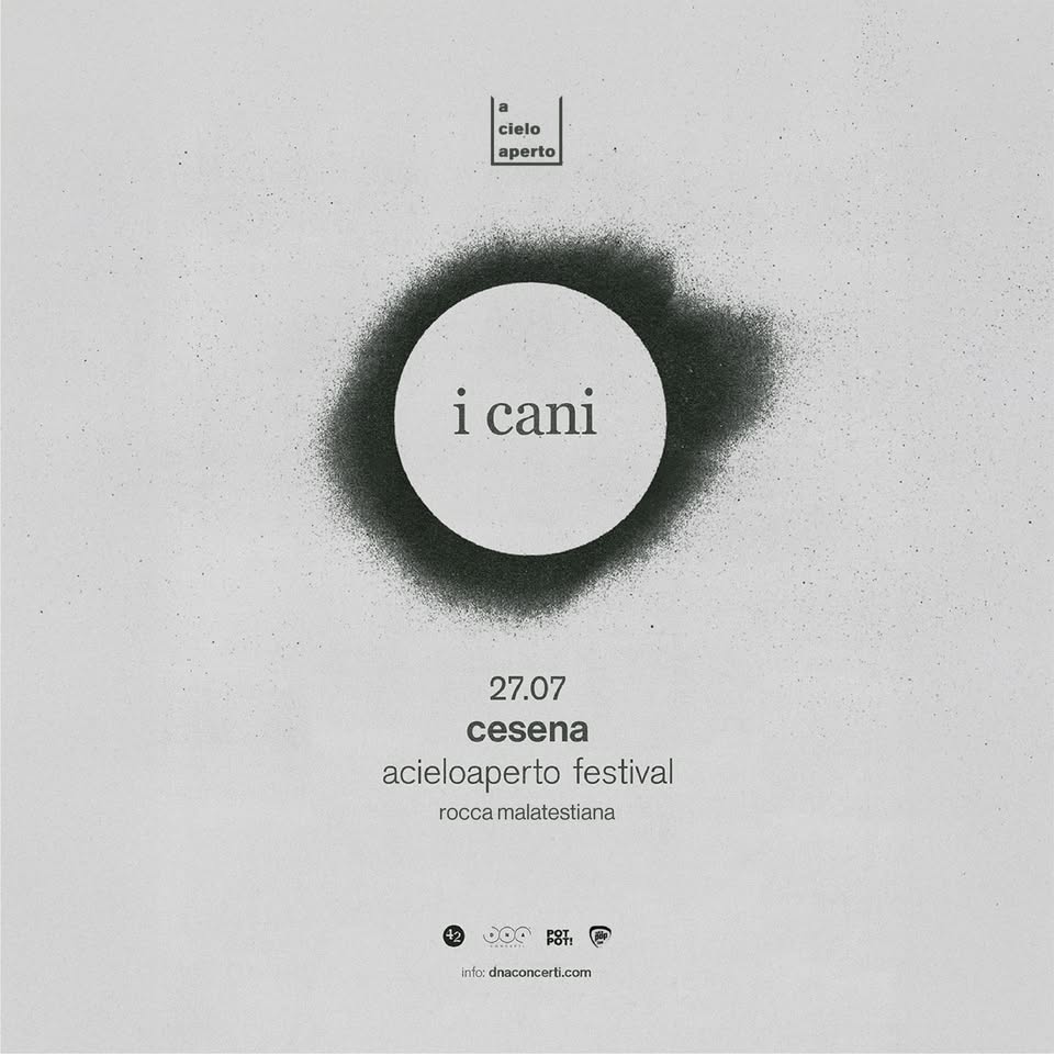 I Cani acieloaperto festival Potrebbe essere un'immagine in bianco e nero raffigurante il seguente testo "cielo aperto i cani 27.07 cesena acieloaperto festival rocca malatestiana .000 POT F Infr dnatoncerti.com .com"