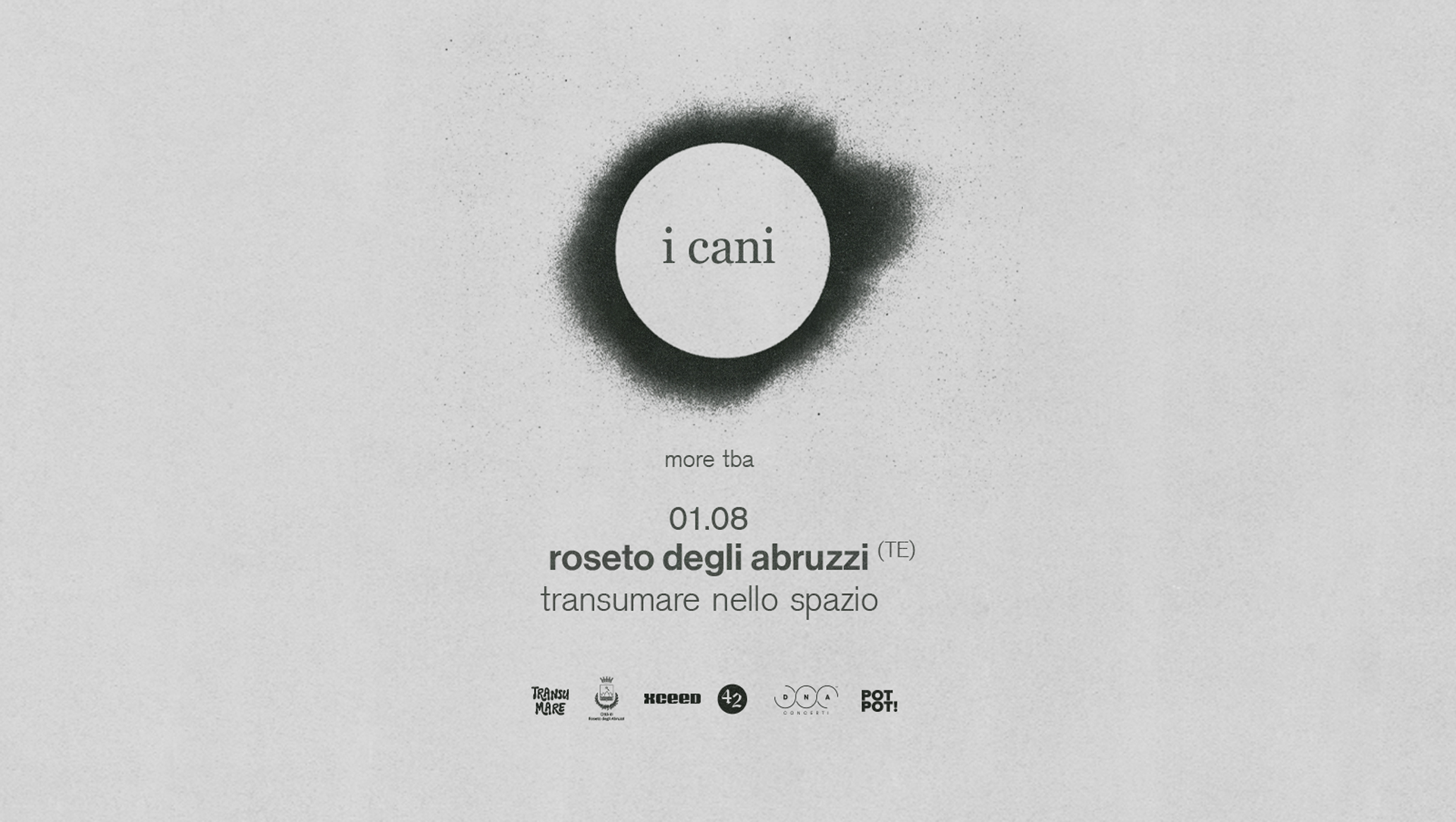 I Cani — Transumare Nello Spazio – Roseto degli Abruzzi Potrebbe essere un contenuto grafico raffigurante eclissi e il seguente testo "i cani more tba 01.08 roseto degli abruzzi (TE) transumare nello spazio MARE HEEEB HE mSE 000 TAAEINTE P8T!"