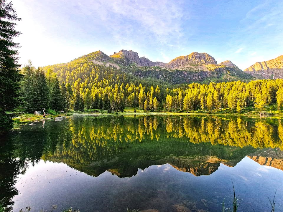 📍 In Val di Fassa con Nomos Trek 🌳 Potrebbe essere un'immagine raffigurante natura, montagna e lago