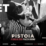 JET in concerto Potrebbe essere un'immagine raffigurante strumento musicale e il seguente testo "PO JET PISTOIA BLUES COMINED BLUES com LIVE NATION PISTOIA 5LUGLI02026PIAZZADUOMO 5 LUGLIO 2026 PIAZZA DUOMO BIGLIETTI ASSOCONCERTI ASSOCONCERTI ticketone+ ticketmaster™ VIVATICKET PISTOIABLUES.COM COM istag @pistola_blues blues ceboo Plstola Blues Festival"