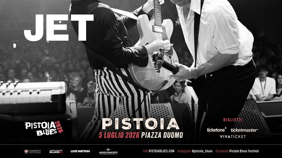 JET in concerto Potrebbe essere un'immagine raffigurante strumento musicale e il seguente testo "PO JET PISTOIA BLUES COMINED BLUES com LIVE NATION PISTOIA 5LUGLI02026PIAZZADUOMO 5 LUGLIO 2026 PIAZZA DUOMO BIGLIETTI ASSOCONCERTI ASSOCONCERTI ticketone+ ticketmaster™ VIVATICKET PISTOIABLUES.COM COM istag @pistola_blues blues ceboo Plstola Blues Festival"