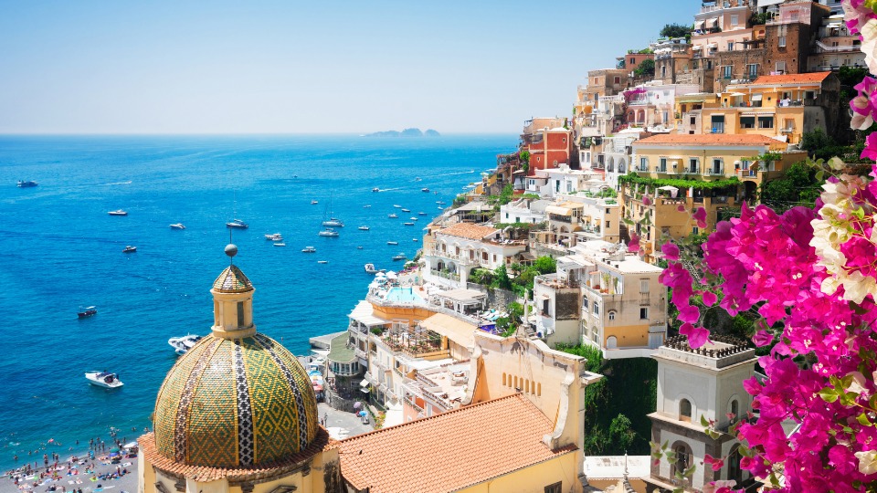MiniCrociera in Costiera Amalfitana: Amalfi, Positano e Salerno Potrebbe essere un'immagine raffigurante Camogli e Santorini