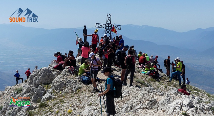 Monte Velino 2487 dal Rifugio Sebastiani Potrebbe essere un'immagine raffigurante una o più persone, persone che si arrampicano, montagna e il seguente testo "SOUND SOUNDTREK TREK Aigge"